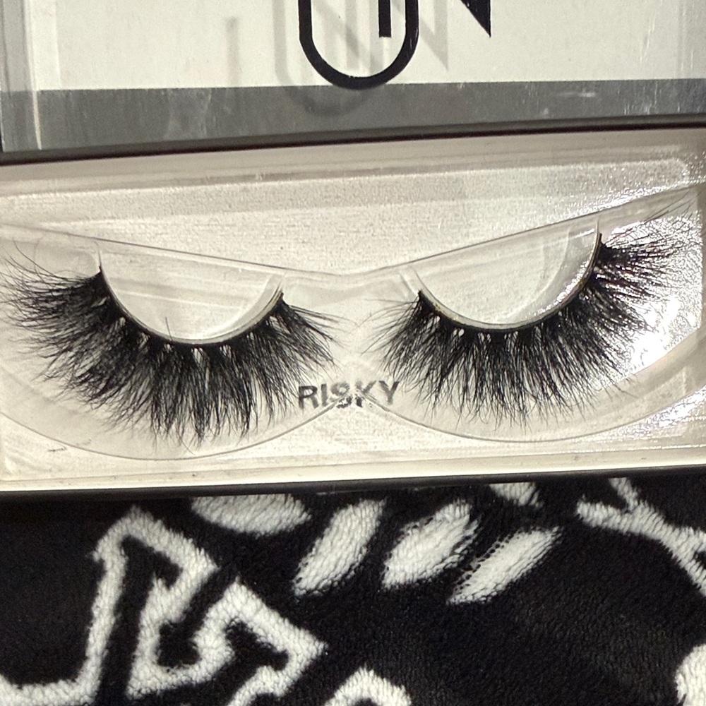 2 New Unscripted Risky False Eyelashes - Picture 2 of 3